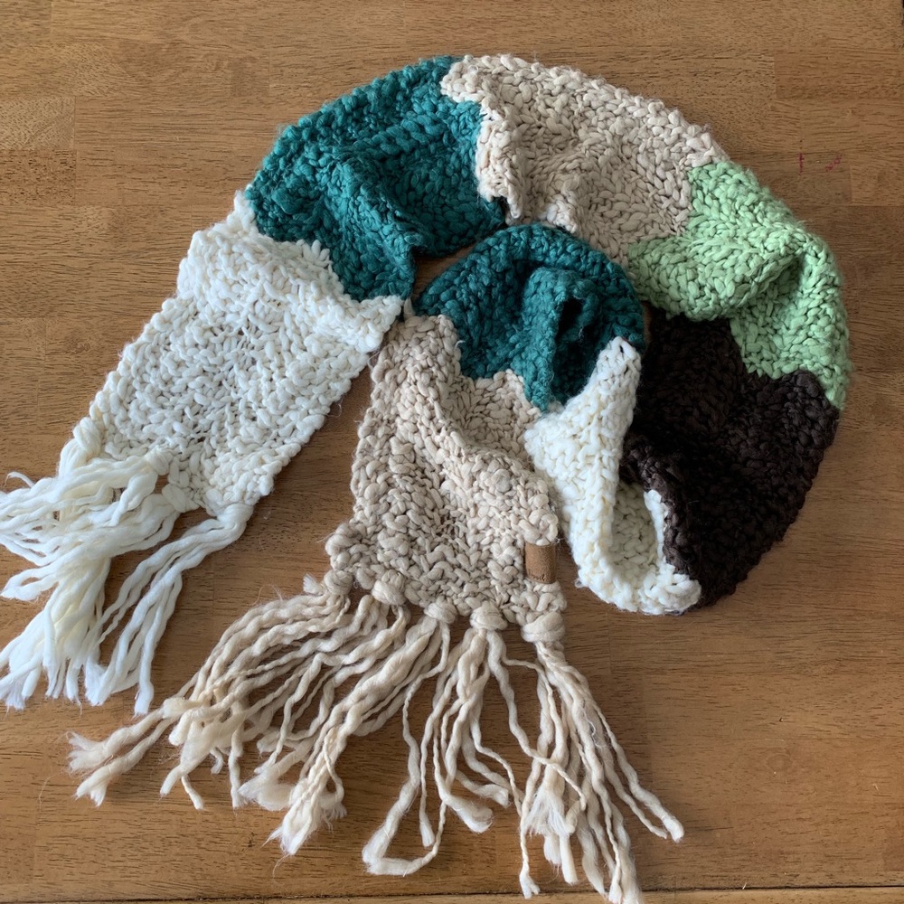 Fossil. Knit scarf, green, brown, ivory.